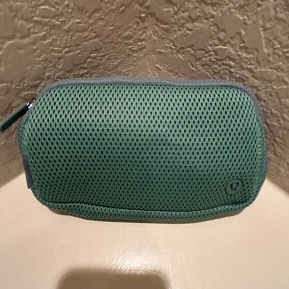 Lululemon Everywhere Belt Bag Knit Mesh Crater Blue Fanny Pack Waist Bag NWT - Picture 1 of 10